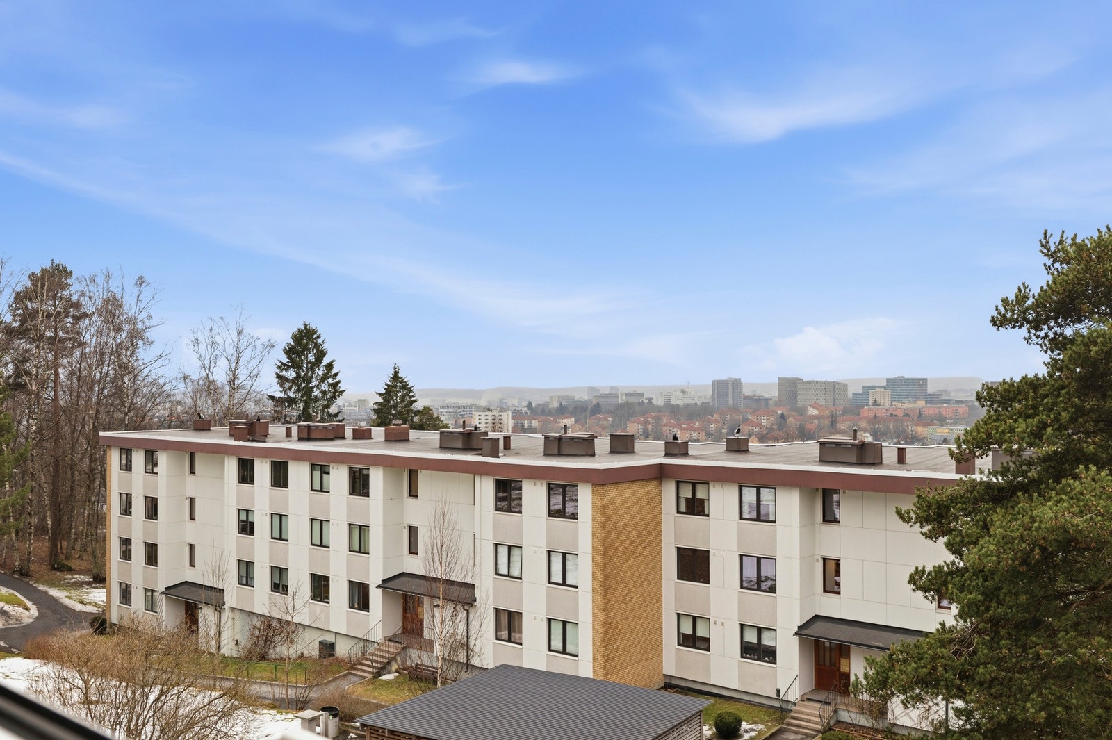 Her kan du nyte gode solforhold og den flotte utsikten som leiligheten byr på! Galleribilde