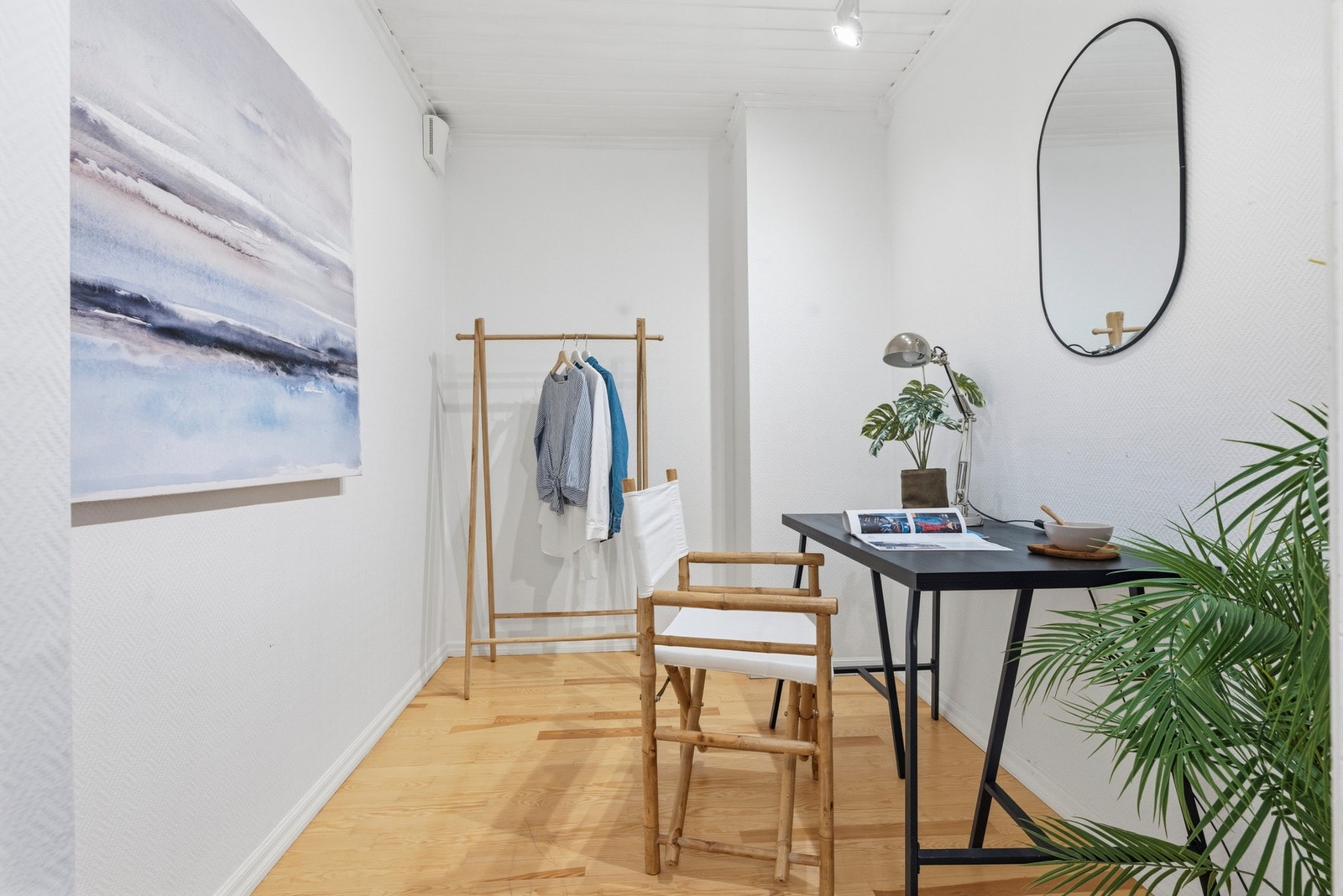 Den innvendige boden er meget romslig og passer ypperlig til oppbevaring, kontor eller walk-in closet Galleribilde