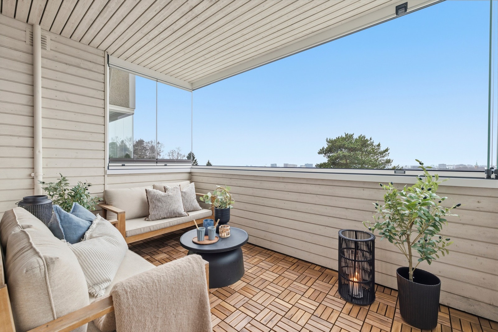 Fra stuen er det utgang til en nordvestvendt, innglasset balkong på ca. 9 kvm Galleribilde