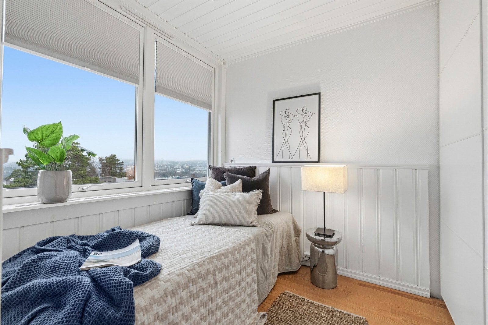 Soverommet er romslig med plass til både seng og nattbord Galleribilde