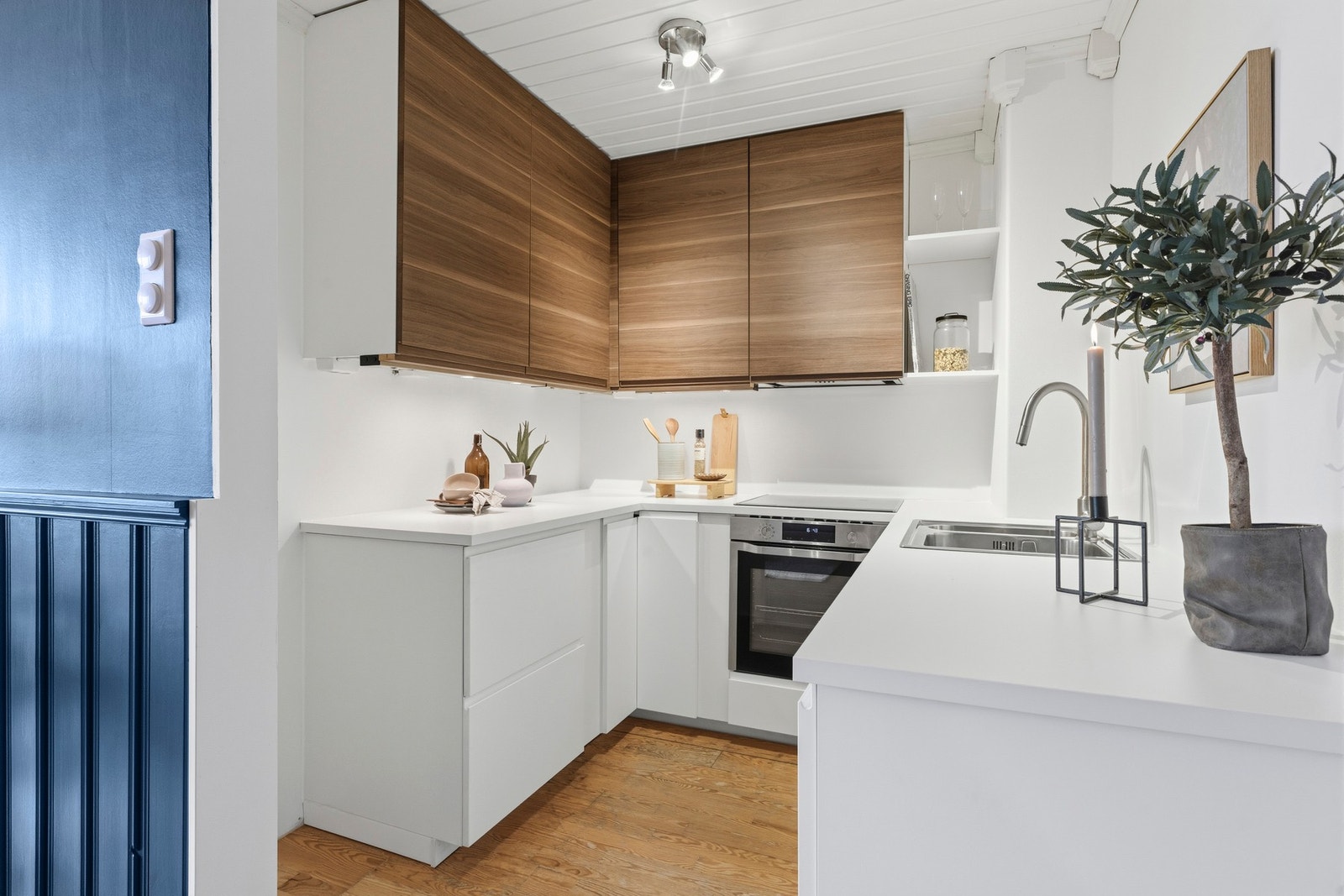 Kjøkkenet er i åpen løsning mot stuen, og har en praktisk og funksjonell layout som utnytter plassen godt Galleribilde