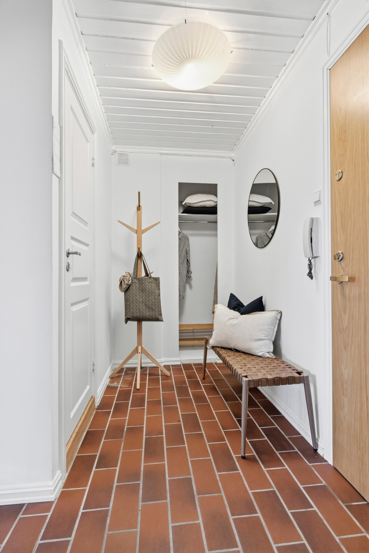 Inngangspartiet har en ryddig utforming med plass til å henge fra seg yttertøy og sette fra seg sko Galleribilde