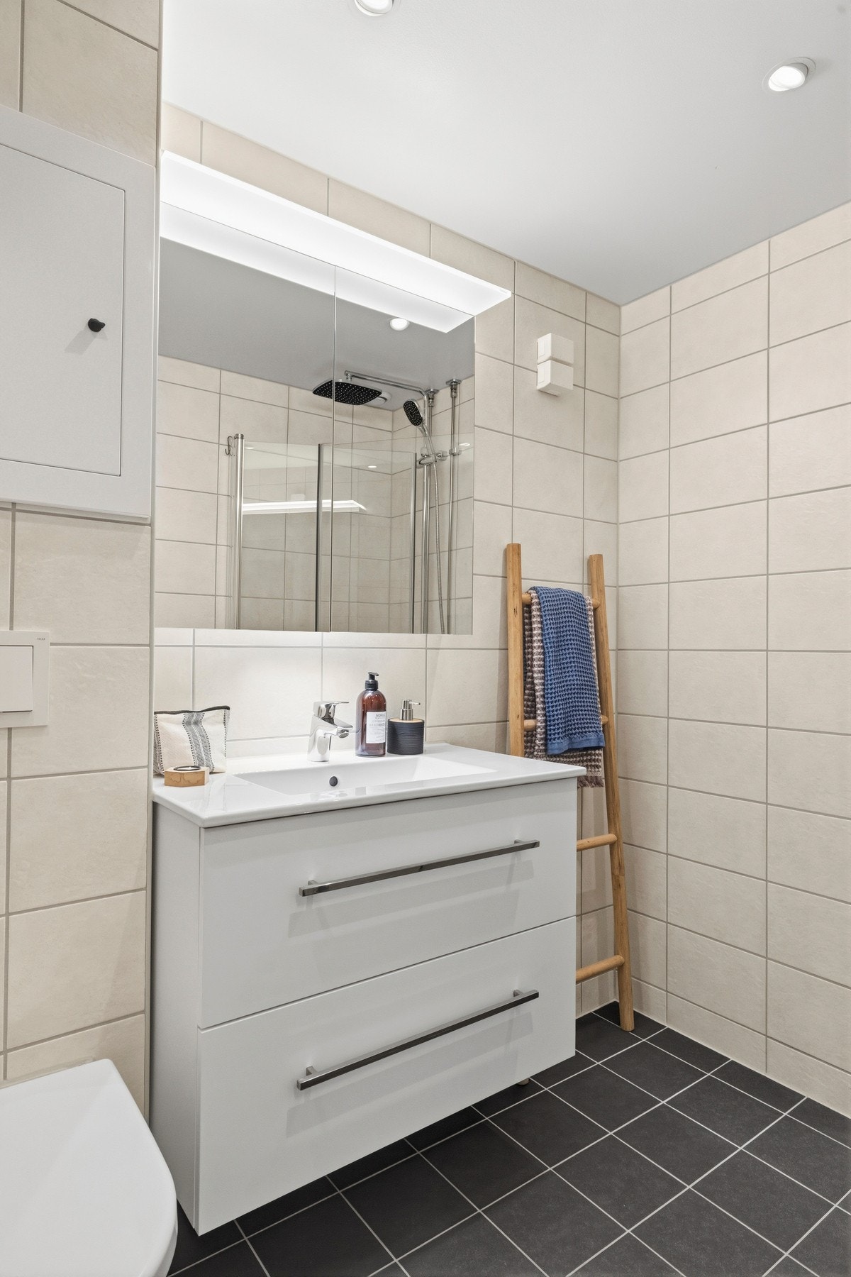 Det lekre badet fra 2021 har flislagte gulv og vegger, samt varmekabler i gulvet Galleribilde