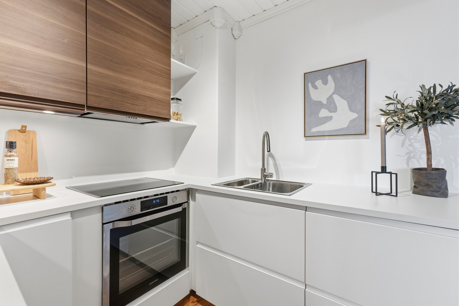 Det er utstyrt med integrerte hvitevarer som platetopp, stekeovn og oppvaskmaskin Galleribilde