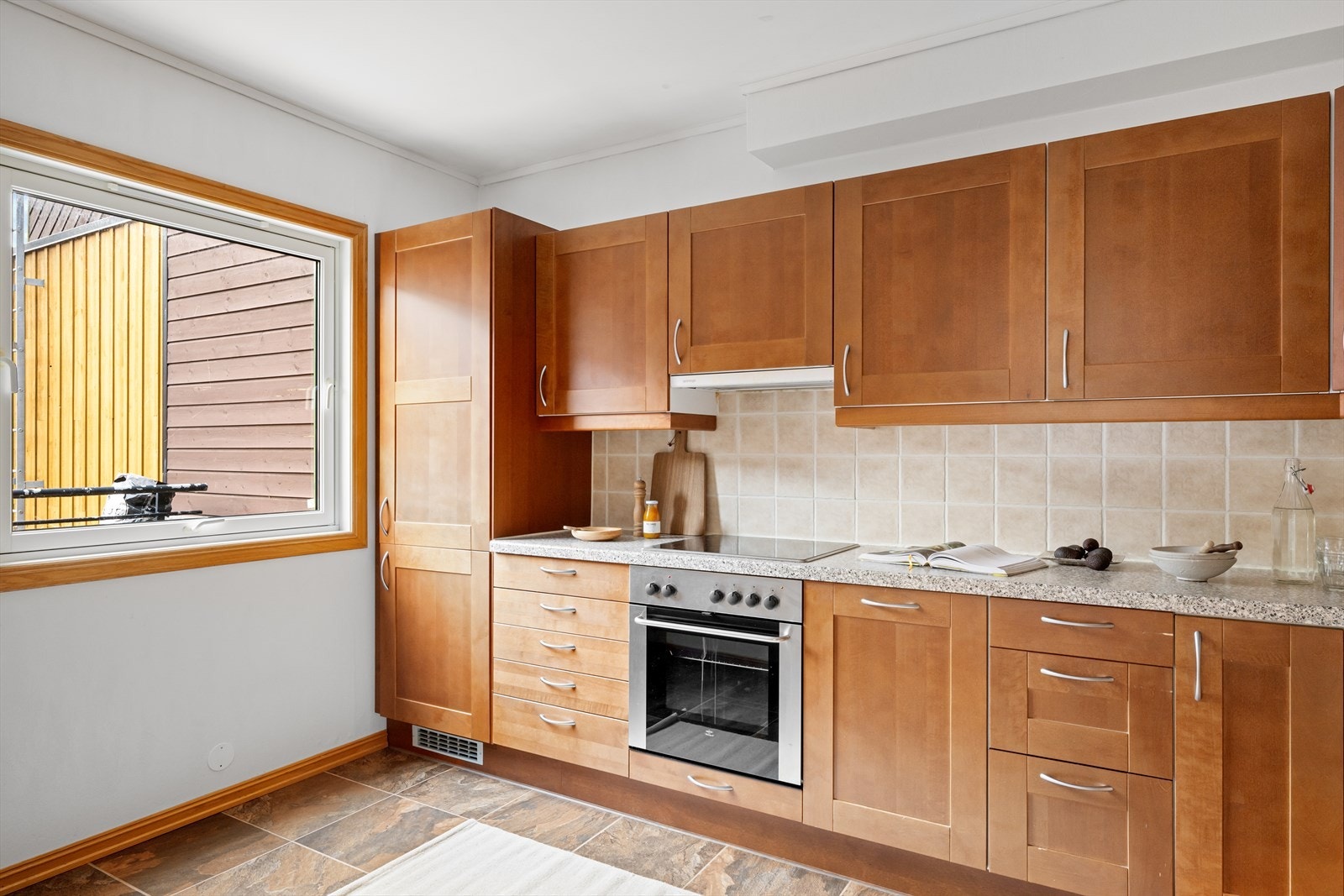 Vindu på kjøkkenet - gir godt med lys inn Galleribilde