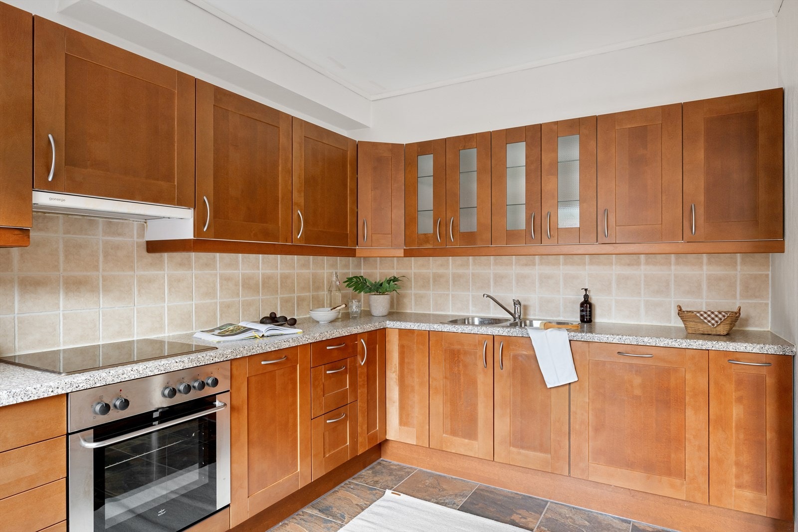 Kjøkkeninnredning i kirsebær utførelse - integrerte hvitevarer Galleribilde