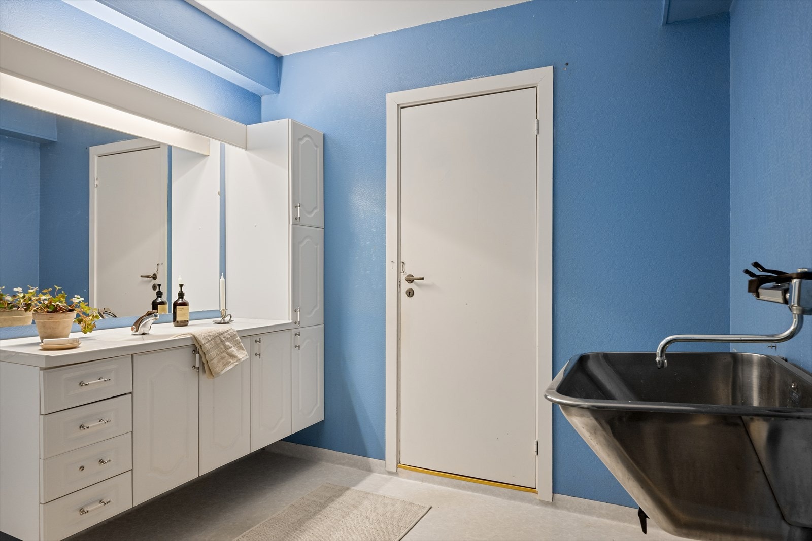 Innholdsrik baderomsinnredning Galleribilde