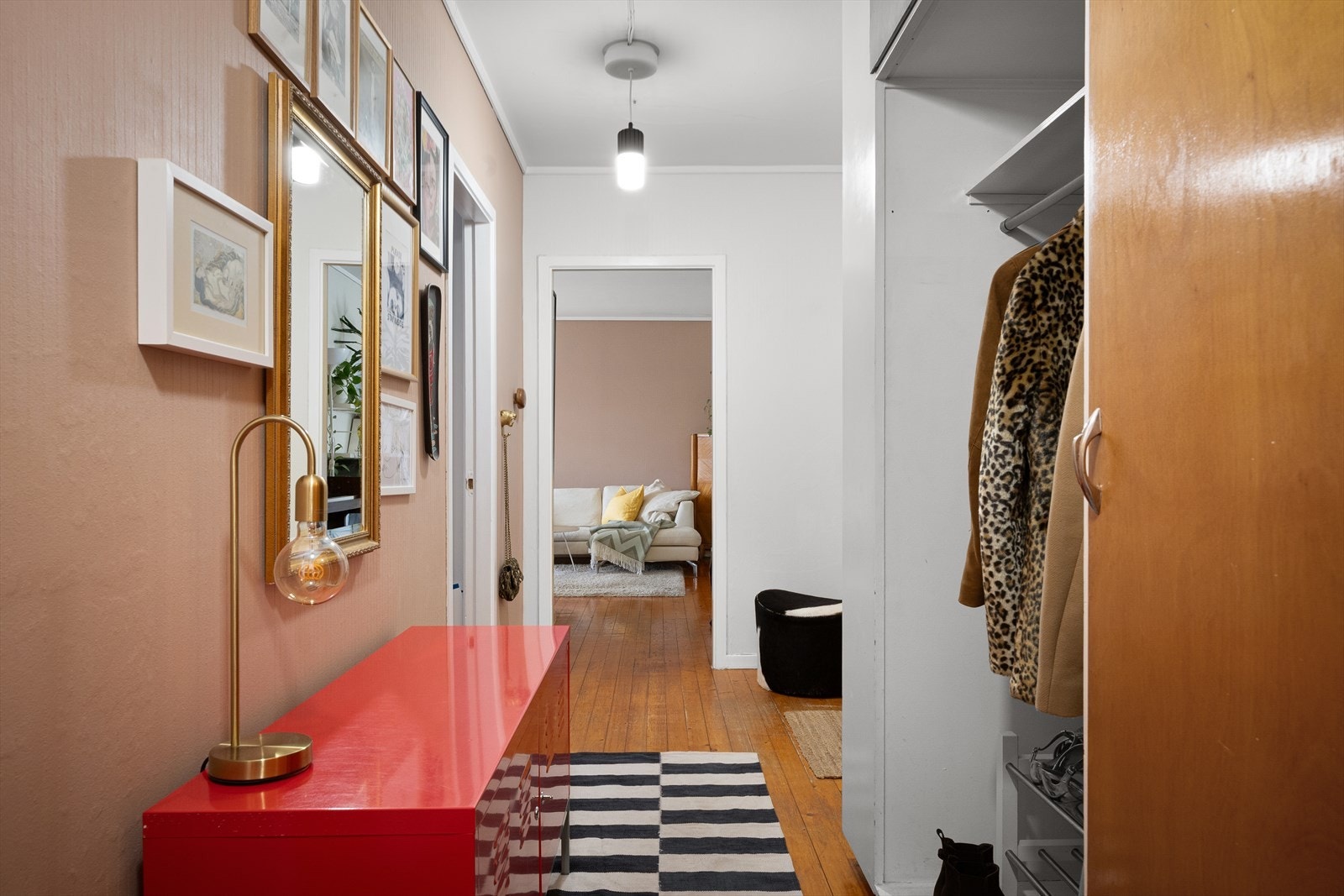 Gangen deler fint av oppholdsrom, soverom, bad og kjøkken. Originale, behandlede tregulv. Integrerte skap i gang med mye god lagring. Galleribilde