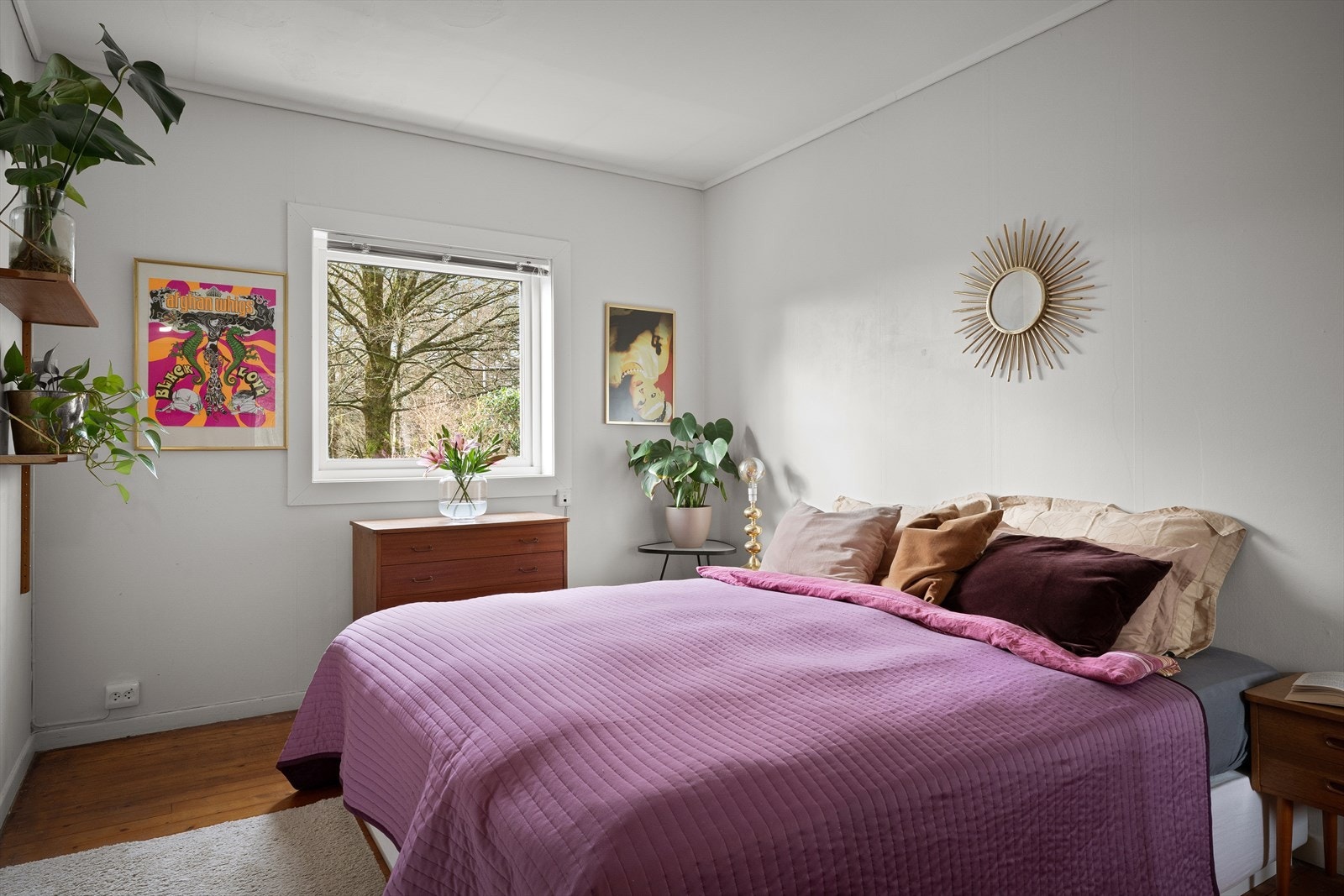 Soverom nr. 2 er også av god størrelse. Her har du plass til ekstra kommoder m.m. Våkne opp til Sandvedparken og nyt høy trivsel. Galleribilde