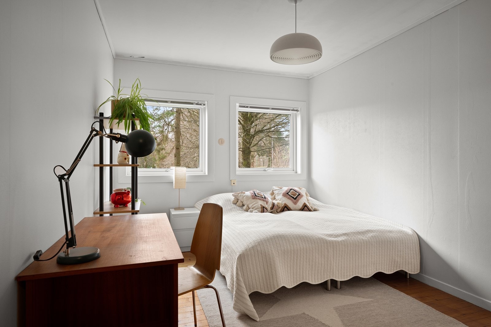 Meget romslig soverom med plass til kombinasjonsbruk for gaming/kontor og seng i tillegg til skap. Galleribilde