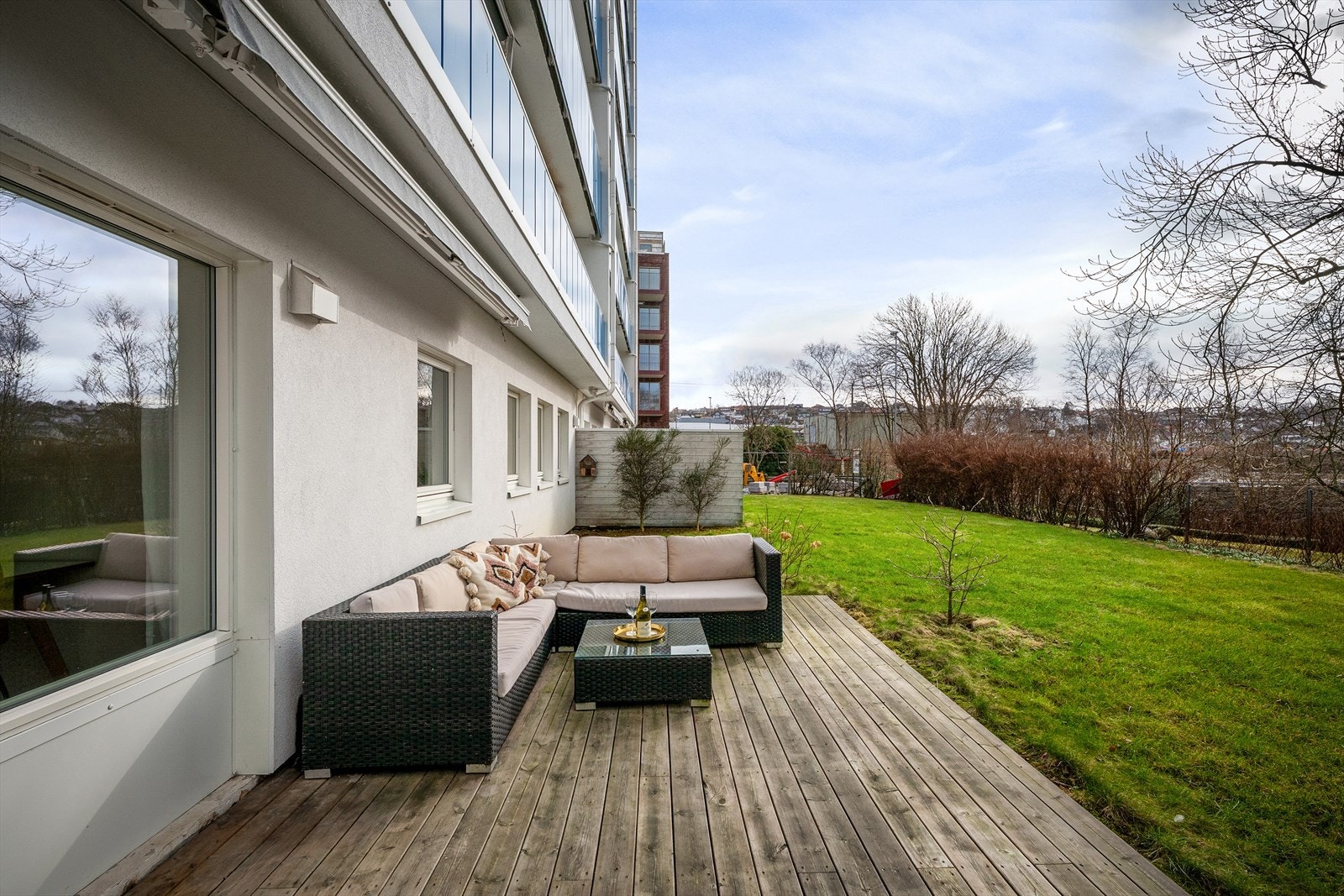 Stor uteplass med plass til flere sittegrupper og spisebord om du vil ha vennegjengen på grilling og middag. Solrikt og rett i parken. Galleribilde