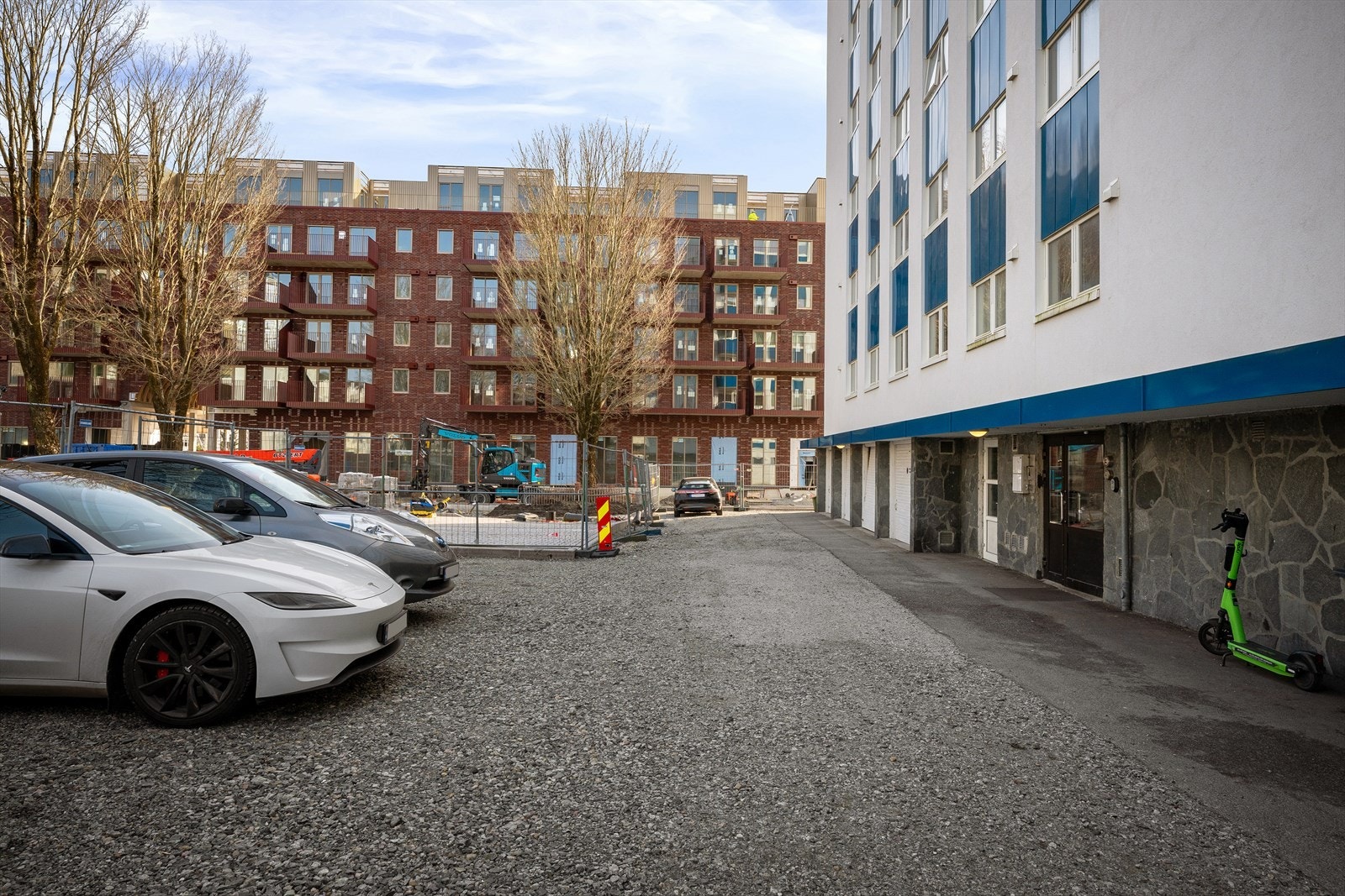 Borettslaget har de senere år renovert både fasade, vinduer, heis, elskap, drenering og rør i bygg. Inngangsparti og snart ferdigstilt miljøgate med pen brostein, bed og sittegrupper. Godt bomiljø trukket tilbake i ytterkant av sentrum med parken som nabo Galleribilde