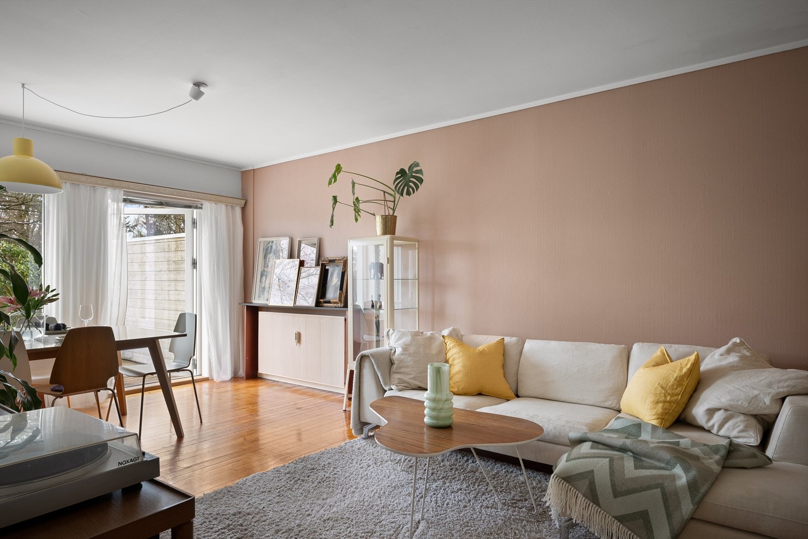 En stor stue med plass til flere soner. Vinduer og dør i hele front slipper parken inn i stuen og gir en herlig flyt mellom inne og ute. Galleribilde