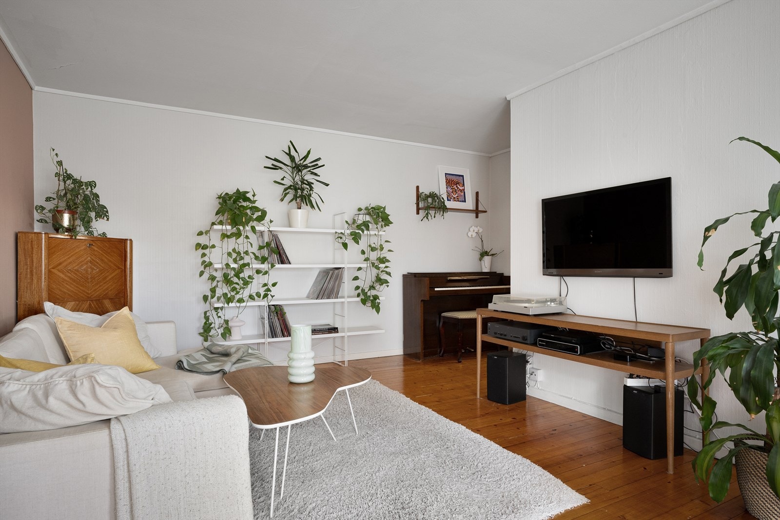 Rikelig med plass til kommoder, reoler, kontor i tillegg til sofagruppe og langbord for spisegjester. Galleribilde