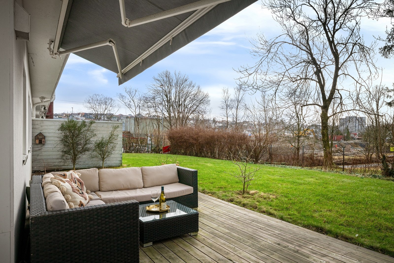 Markisen trekkes ut for sene kvelder eller stekende sol - så kan du sitte lenger. Rett i parken. Tilbaketrukket og sentralt. Optimal plassering. Galleribilde