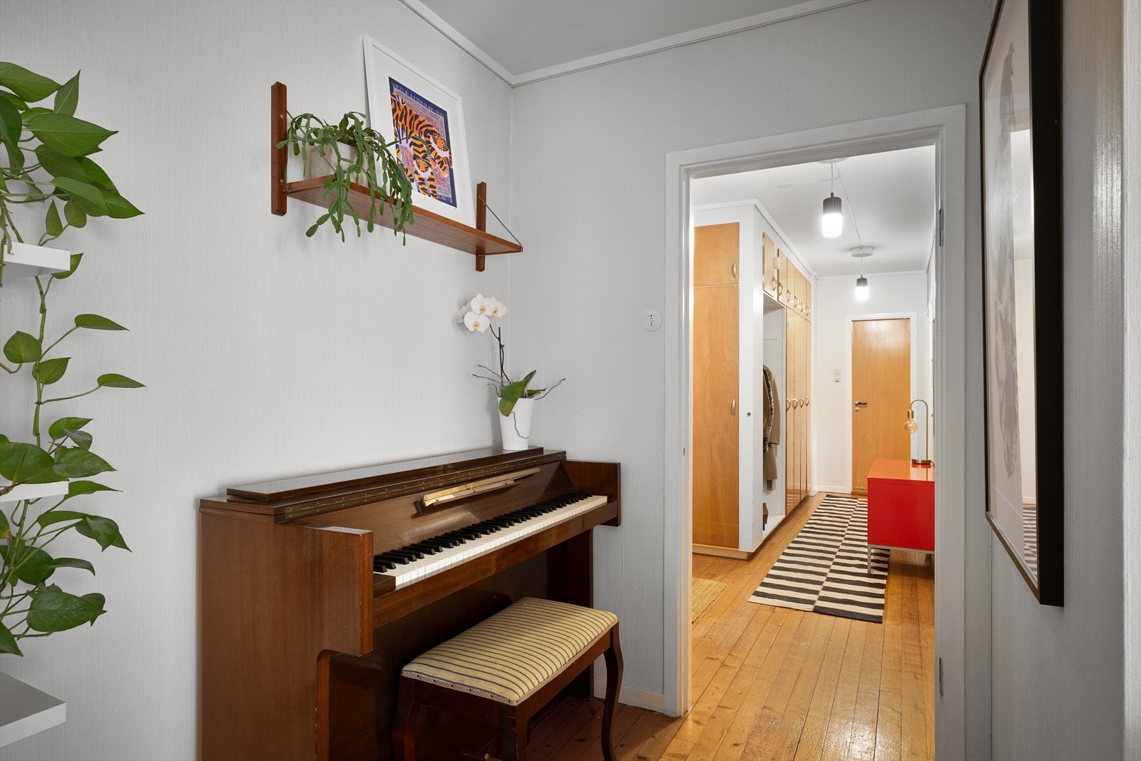 God plass til ulike interesser. Gang med stedbyggede skap i lun stil. God plass til ekstra kommode og påkledningsbenk. Galleribilde