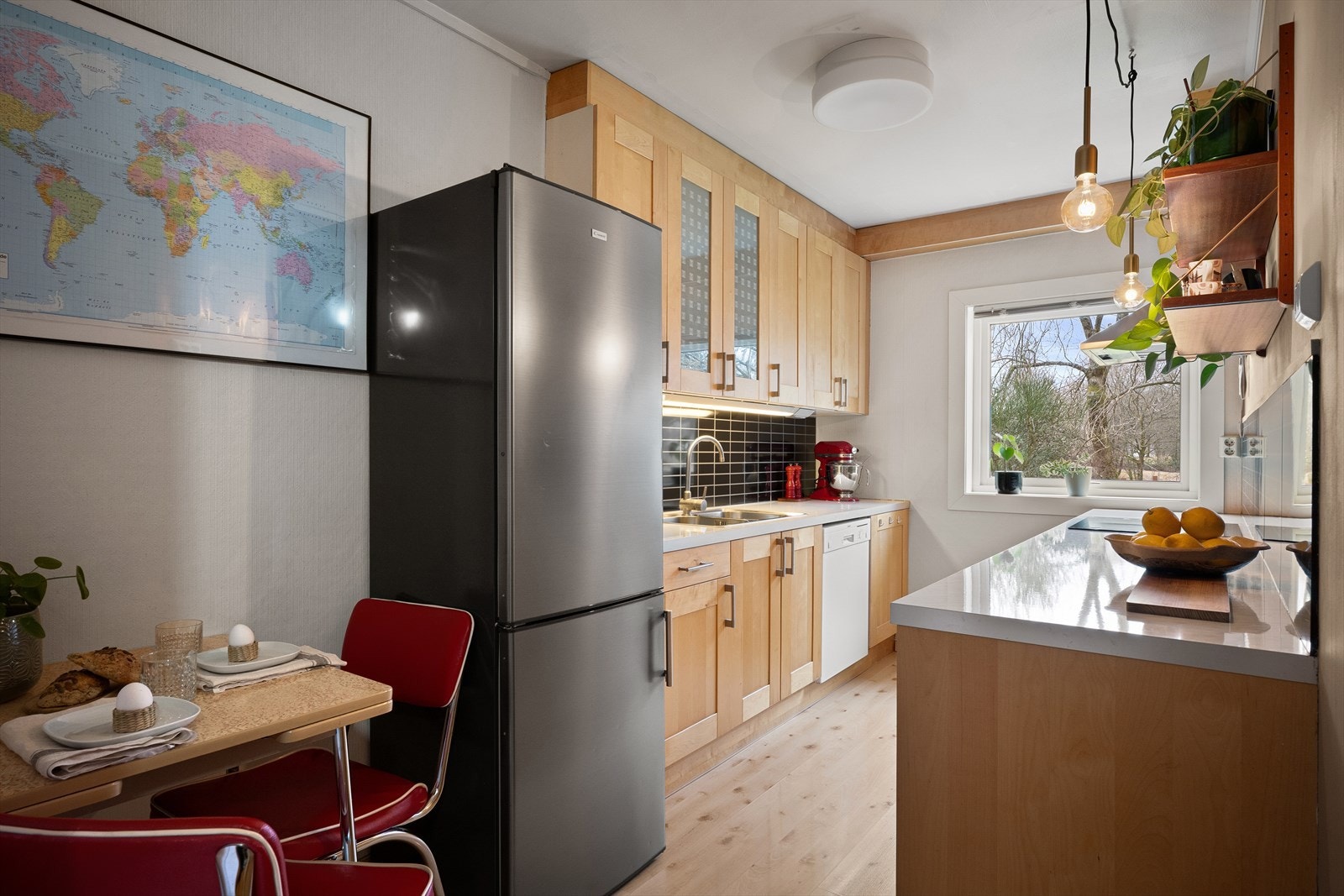 Plass til et lite frokostbord gjør kjøkken komplett. Innholdsrikt og praktisk med en herlig atmosfære. Galleribilde