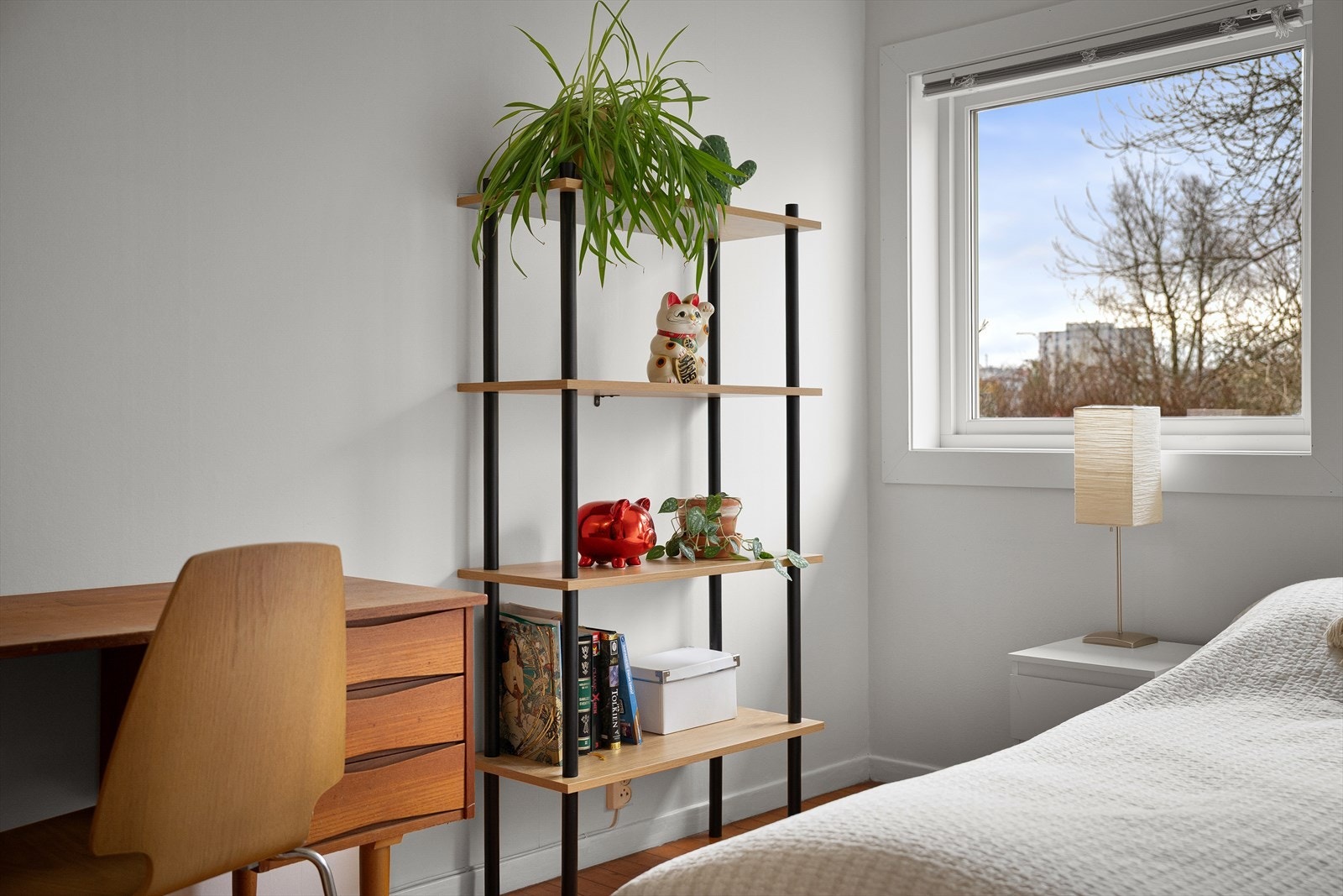 Meget romslig soverom med plass til kombinasjonsbruk for gaming/kontor og seng i tillegg til skap. Galleribilde