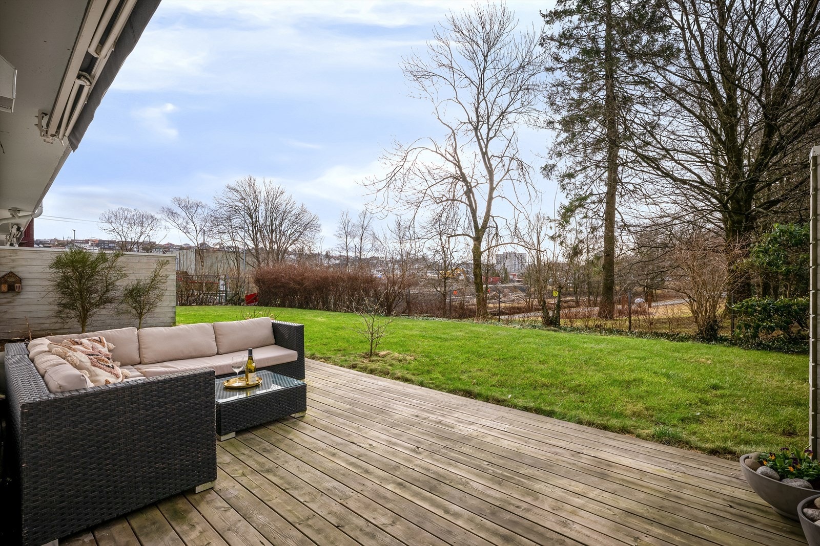 Stor, solrik uteplass med boltreplass for lek og moro på varme soldager. Her samler du venner på grilling og kos. Galleribilde