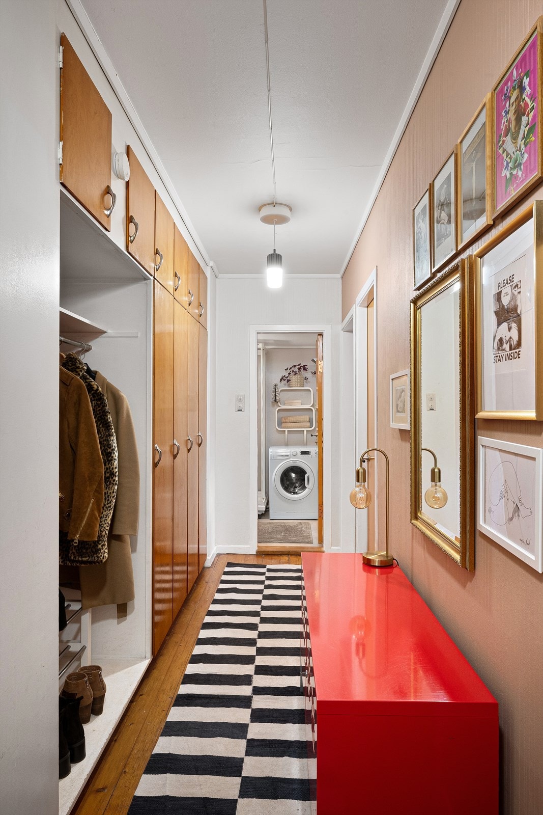 Innholdsrik gang med mye oppbevaring. Perfekt for alt av utstyr en trenger til ulike sesonger. Galleribilde