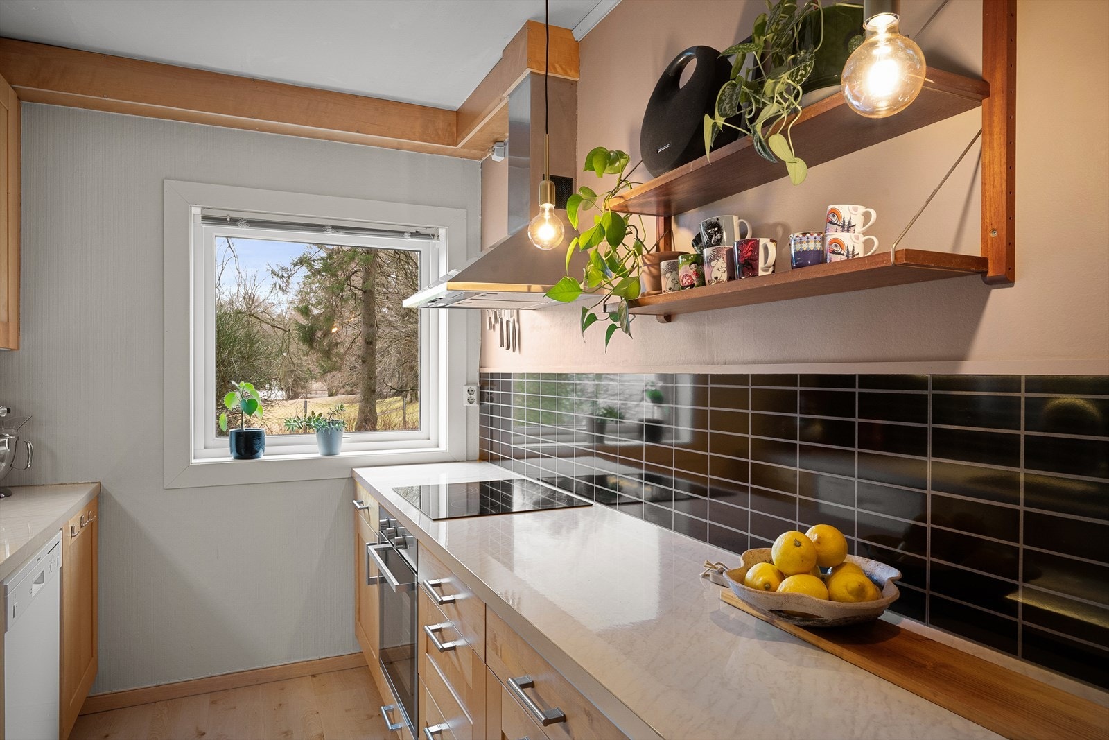 Et kjøkken det er trivelig å jobbe på. Her nyter du utsikt og kan enkelt kommunisere med venner på terrassen om det er grilling og kos på sommeren. Galleribilde