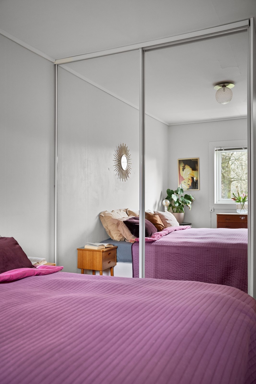 God skyvedørsgarderobe med speil for fin romfølelse. Galleribilde