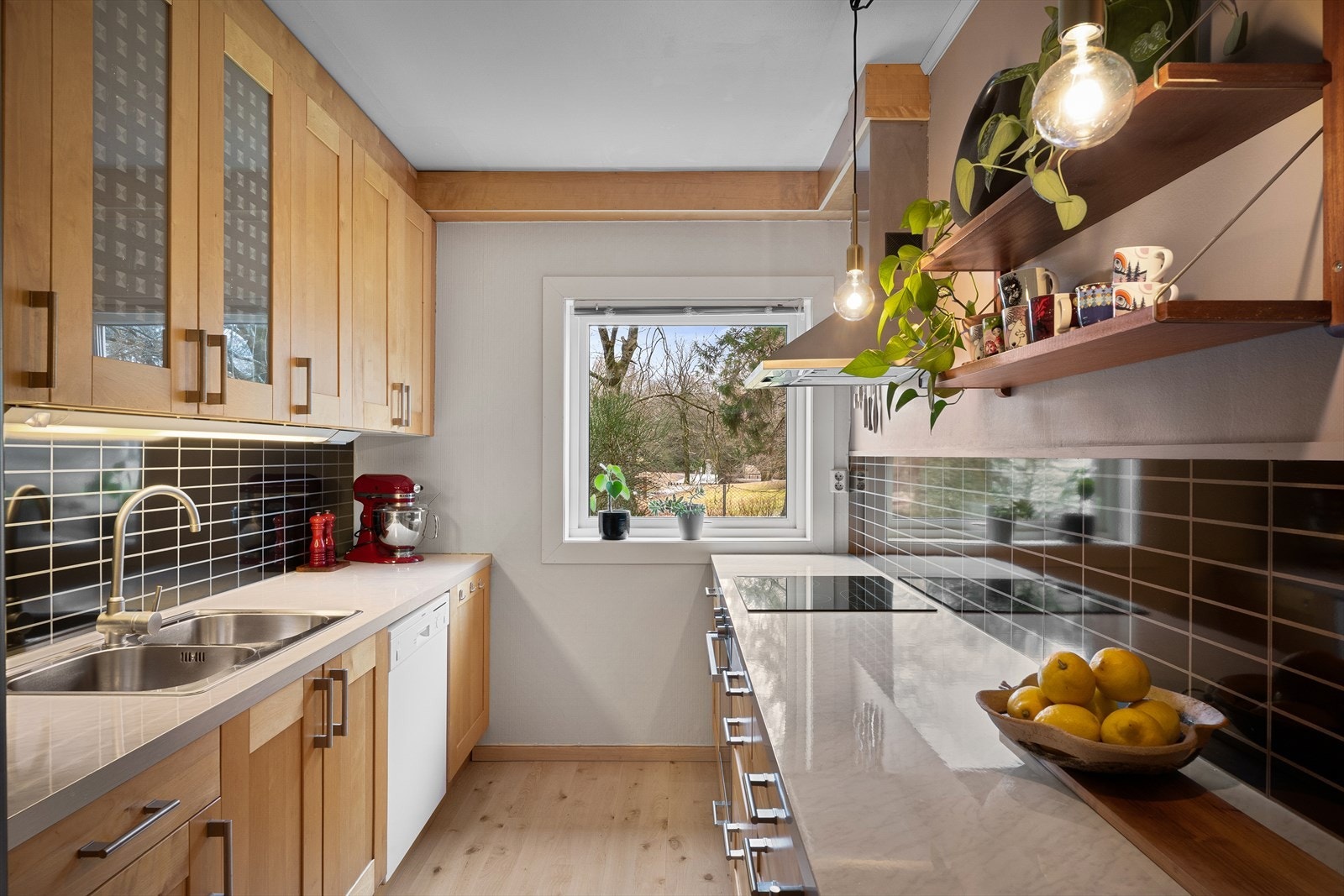 Innholdsrikt kjøkken med mye god skapplass og rikelig med arbeidsbenk. Her nyter du Sandvedparken og naturlig lys via vinduet for ekstra trivsel. Galleribilde