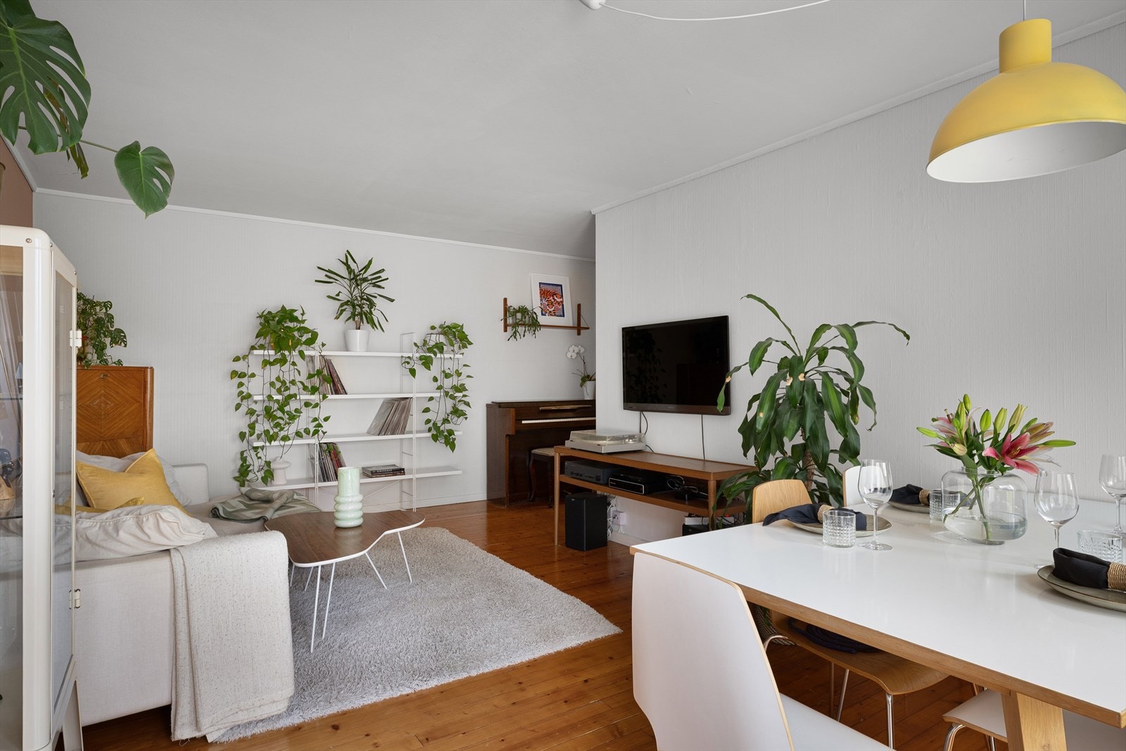 Lun atmosfære. Originale tregulv og rikelig med naturlig lys. Rikelig med plass til kommoder, reoler, kontor i tillegg til sofagruppe og langbord for spisegjester. Galleribilde