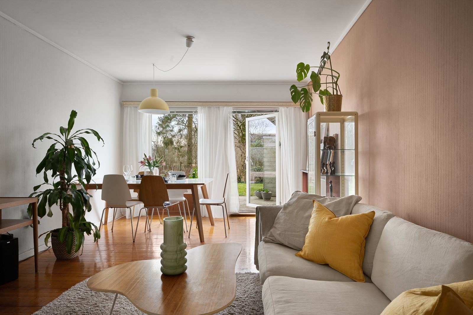 Vinduer og dør i hele front slipper parken inn i stuen og gir en herlig flyt mellom inne og ute. Plass til både langbord for spisegjester, og romslig lounge/sofagruppe + kommoder, reoler og mer. Galleribilde