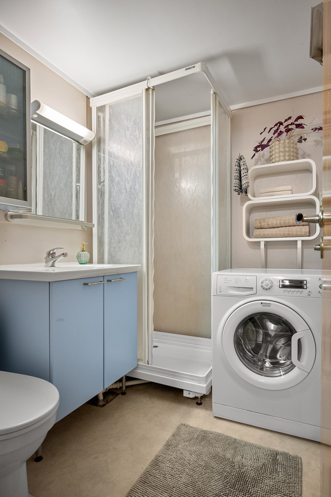 Badet med dusjkabinett, seksjon, wc og plass til vaskemaskin. Så slipper du å bruke felles vaskerom. Galleribilde