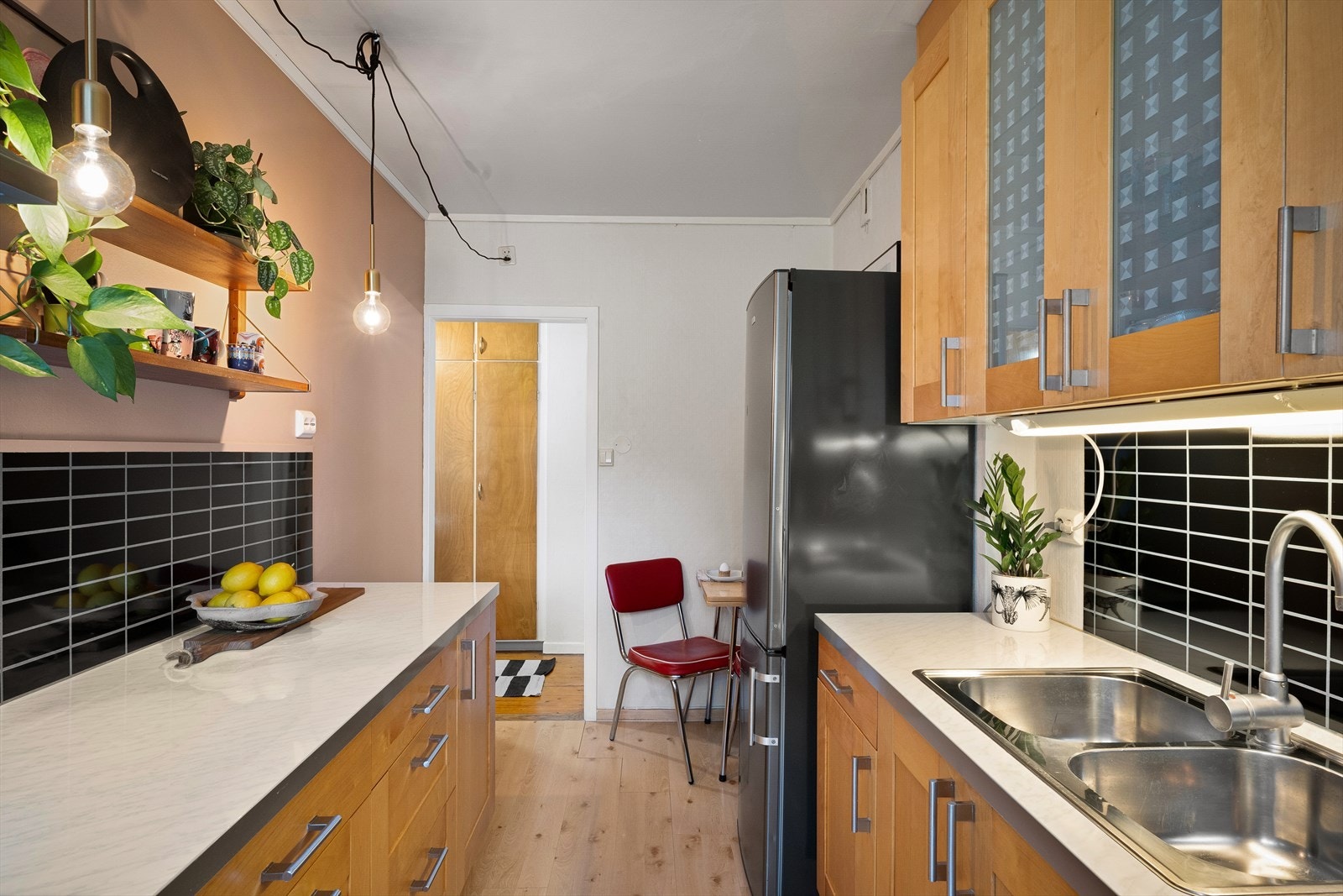 Plass til et lite frokostbord gjør kjøkken komplett. Innholdsrikt og praktisk med en herlig atmosfære. Galleribilde