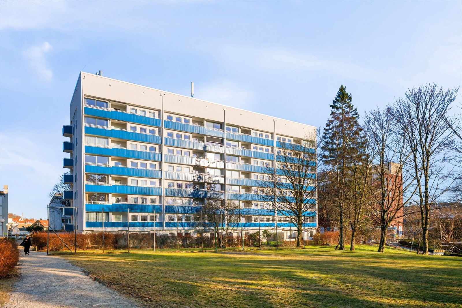 Rett i grensen mellom Sandvedparken og sentrum. Helt ny miljøgate med togstasjon og kommende kafe etc i de nye byggene. Borettslaget har de senere år renovert både fasade, vinduer, heis, elskap, drenering og rør i bygget. Galleribilde