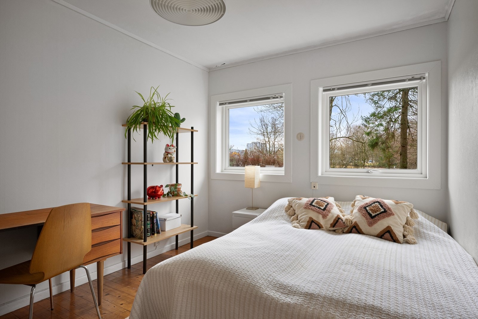 Meget romslig soverom med plass til kombinasjonsbruk for gaming/kontor og seng i tillegg til skap. Galleribilde