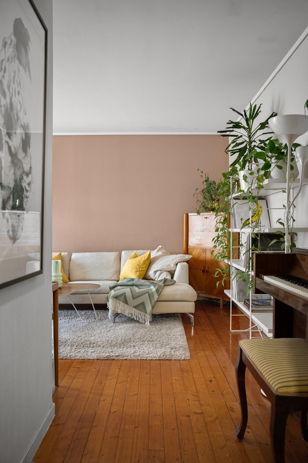 Originale tregulv gir en lun atmosfære og pen kontrast til moderne toner på veggene. Galleribilde