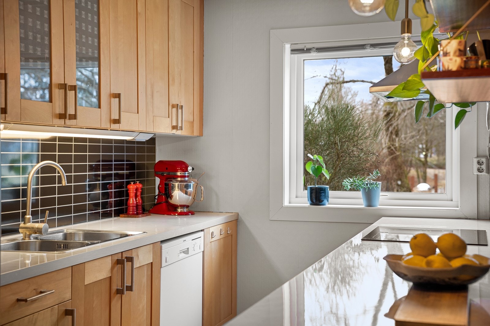 Innholdsrikt kjøkken med mye god skapplass og rikelig med arbeidsbenk. Her nyter du Sandvedparken og naturlig lys via vinduet for ekstra trivsel. Galleribilde