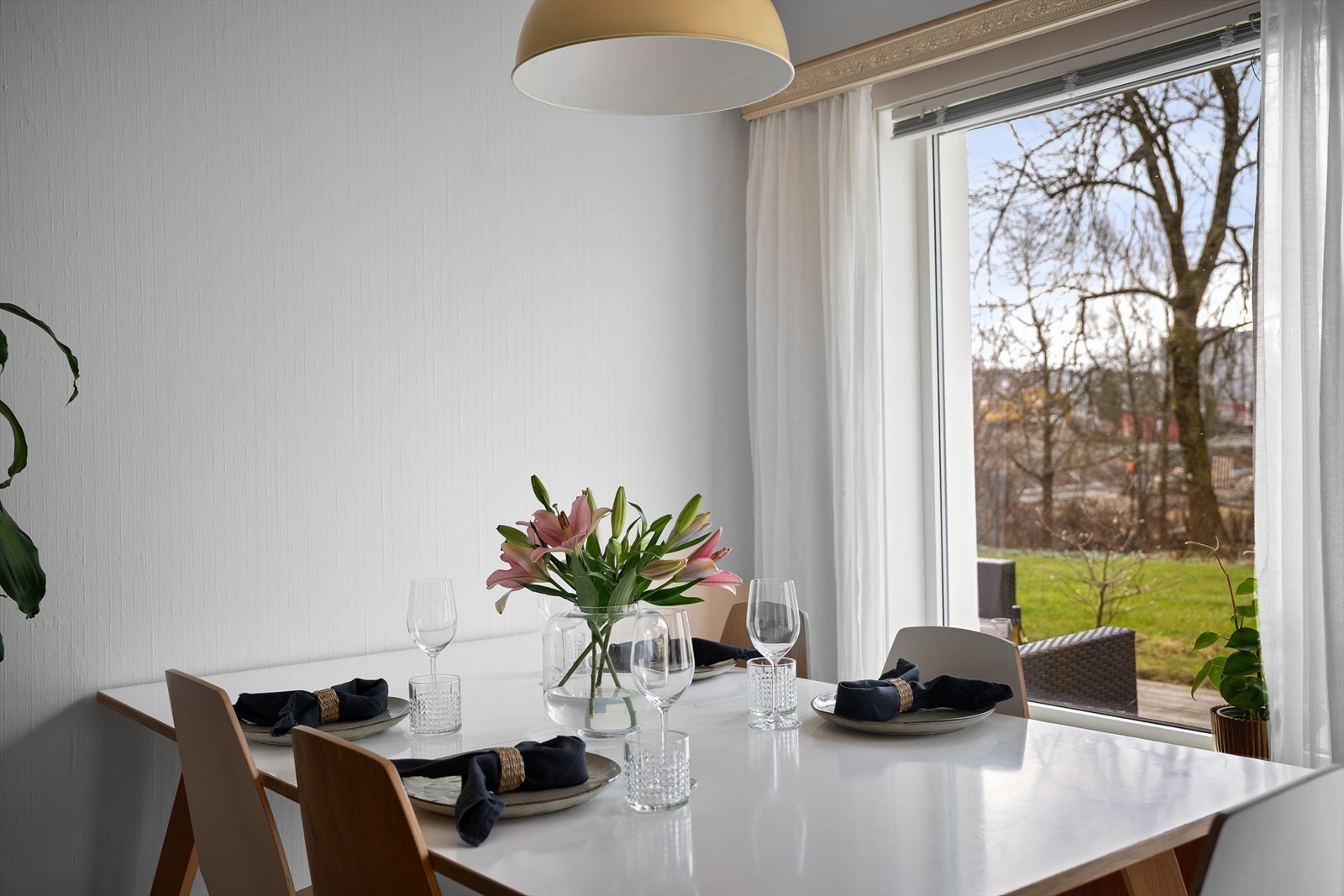 Middagen nyter du også med utsyn til grønne lunger i parken. Atmosfæren inne preges av høy trivsel pga plassering. Galleribilde