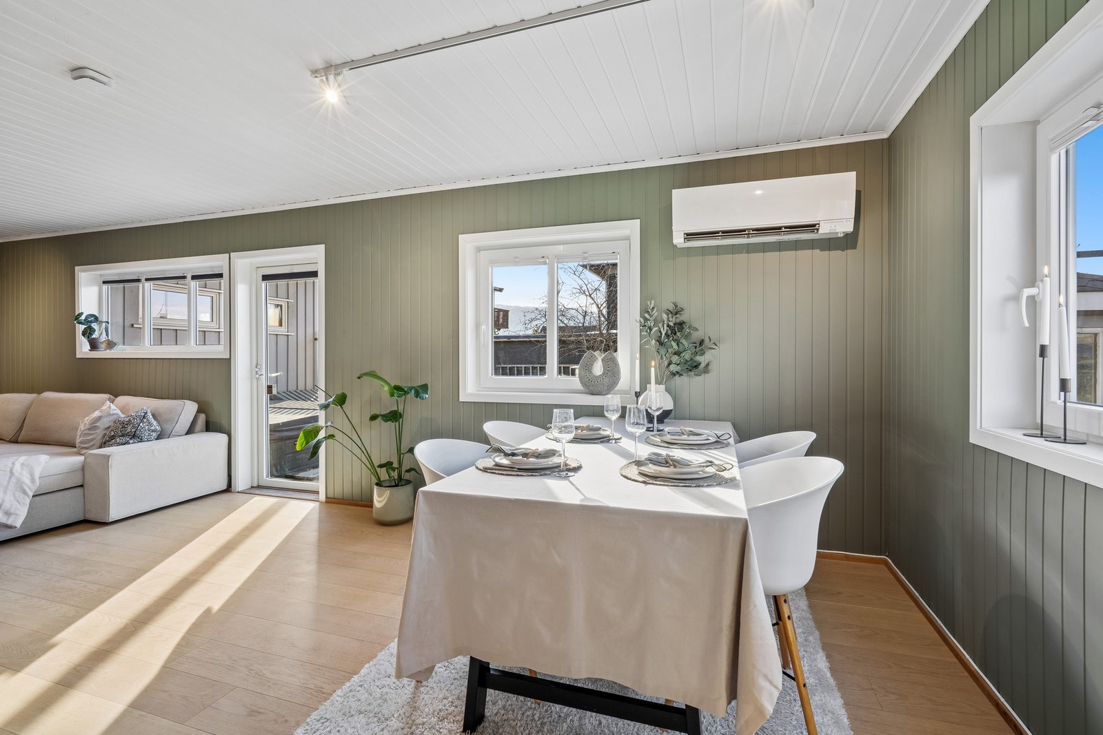 På stuen har du god plass til et stort spisebord. Galleribilde