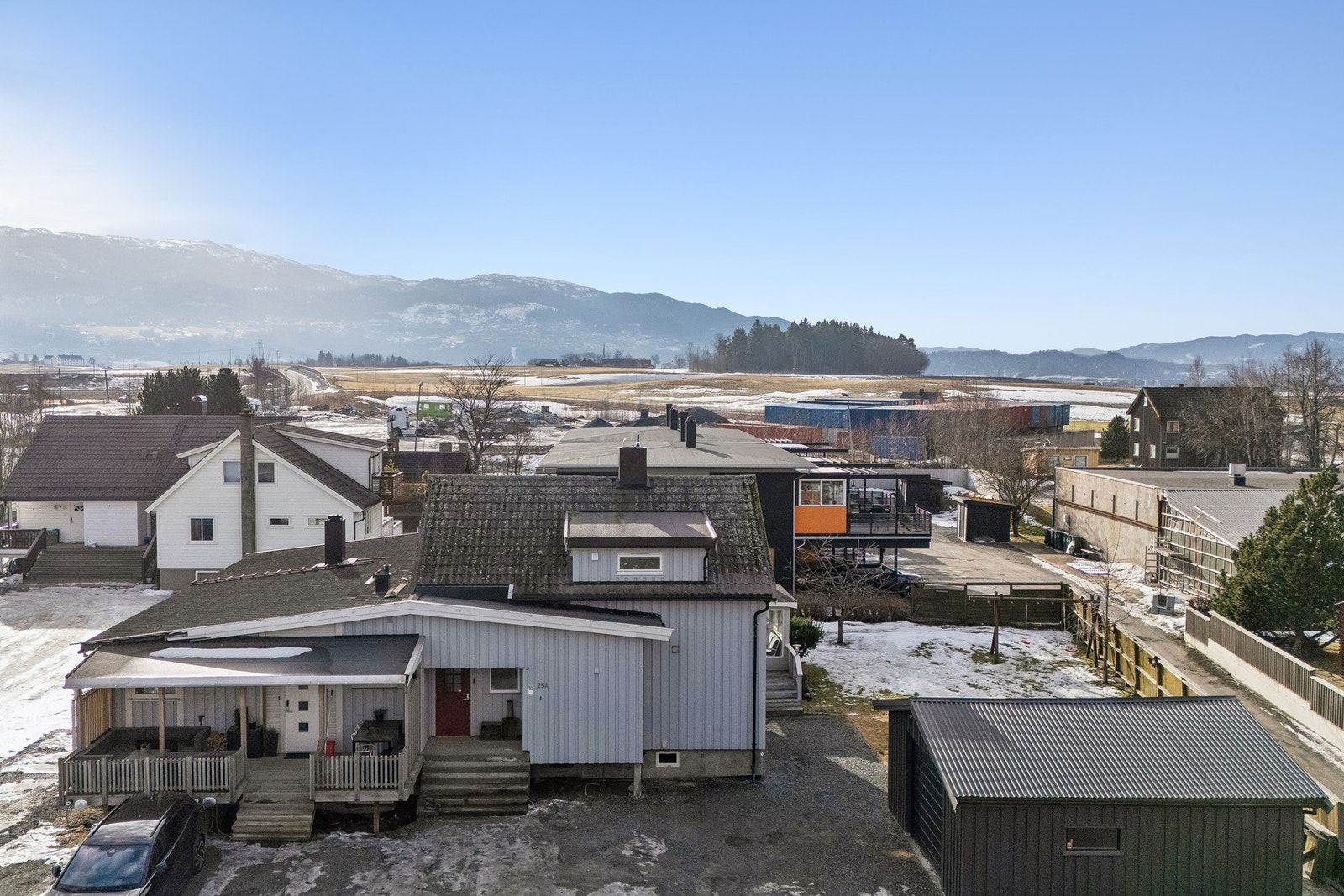 Gode parkeringsmuligheter på tomten. Galleribilde