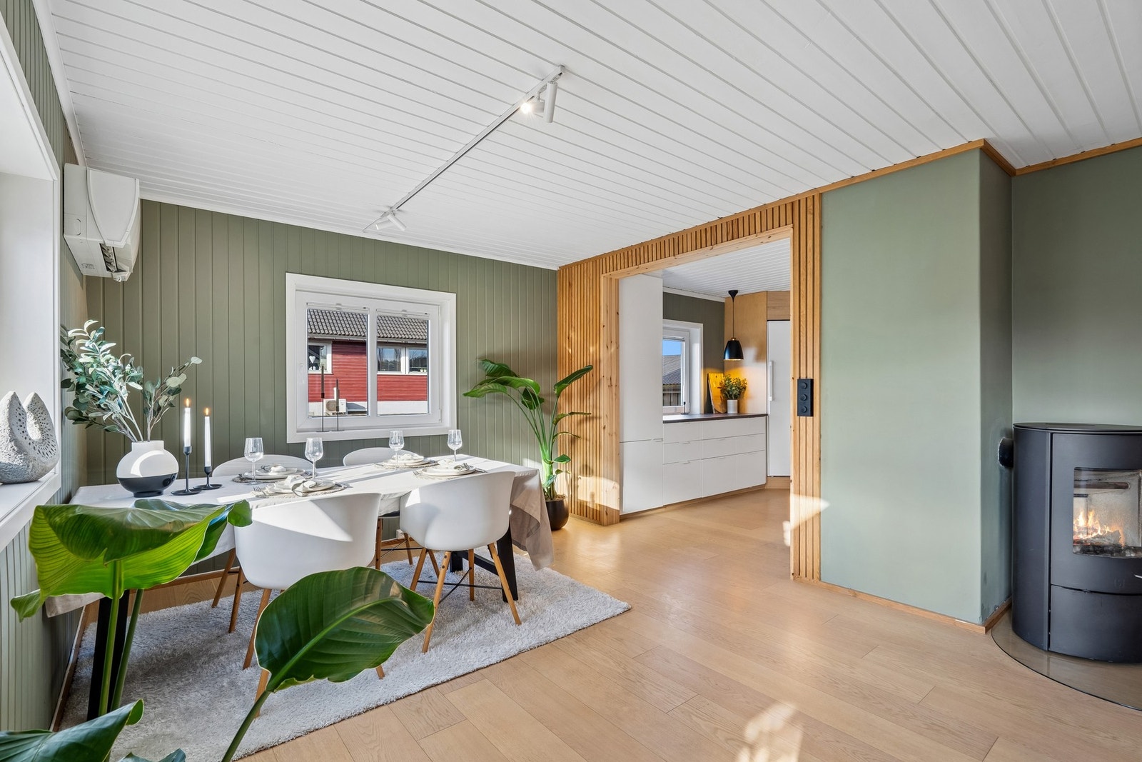 Halvparten fremstår som moderne og har elektrisk oppvarming, samt varmepumpe og vedfyring. Galleribilde