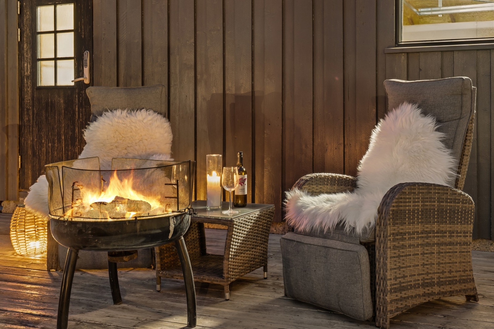 Platting på garasjen hvor man kan nyte sene vinterkvelder foran bål panne. Galleribilde