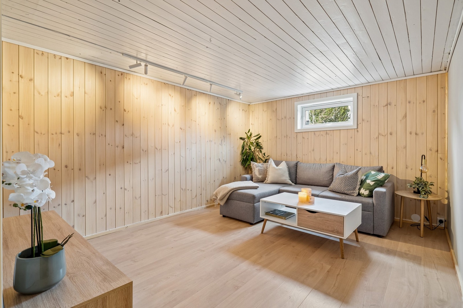 "Kjeller stuen" er på ca 16 m² men er ikke godkjent som rom for varig opphold og vil undertegnes som disponibelt rom. Galleribilde