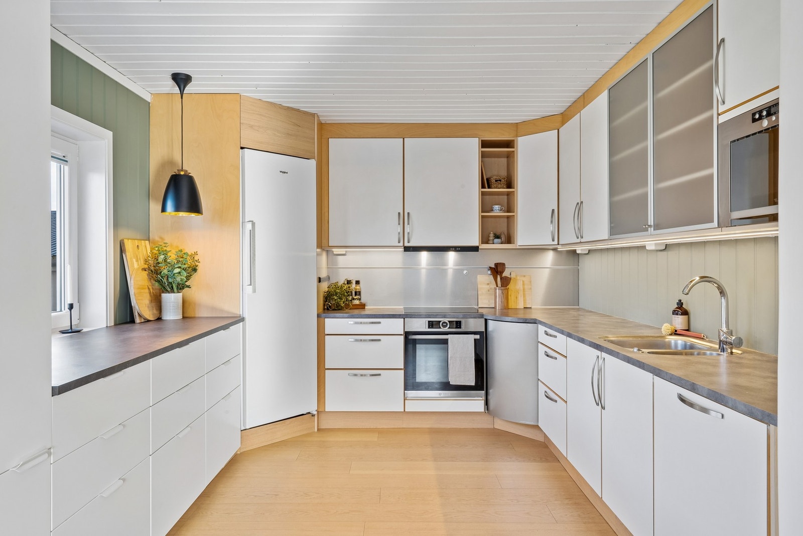 Dette byr på god skap og benkeplass og muligheter for et "kjøle-hjørne". Galleribilde