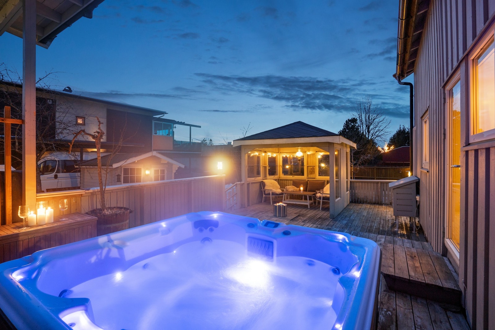 Verandaen er innredet med jaccuzi og "grillbu" hvor det fremdeles er god plass til grillområde samt sitteseksjoner. Galleribilde