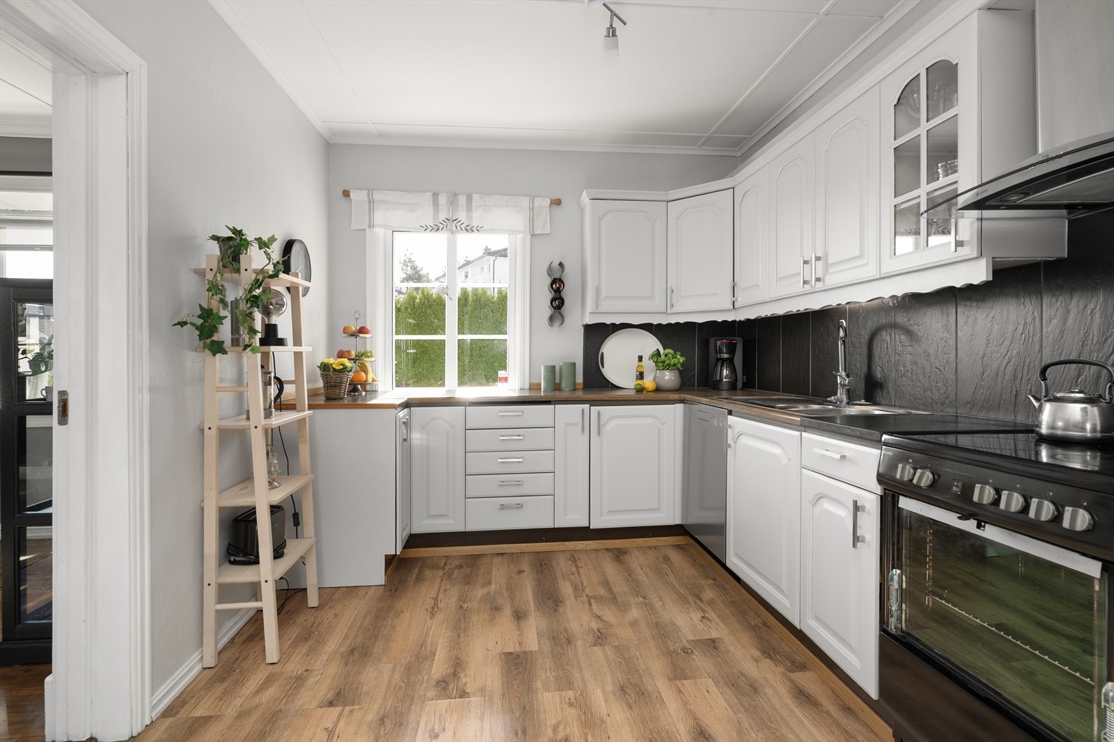 Det er også gode arbeidsflater på laminerte benkeplater, hvor det tilføres godt med arbeidslys fra vinduet. Galleribilde