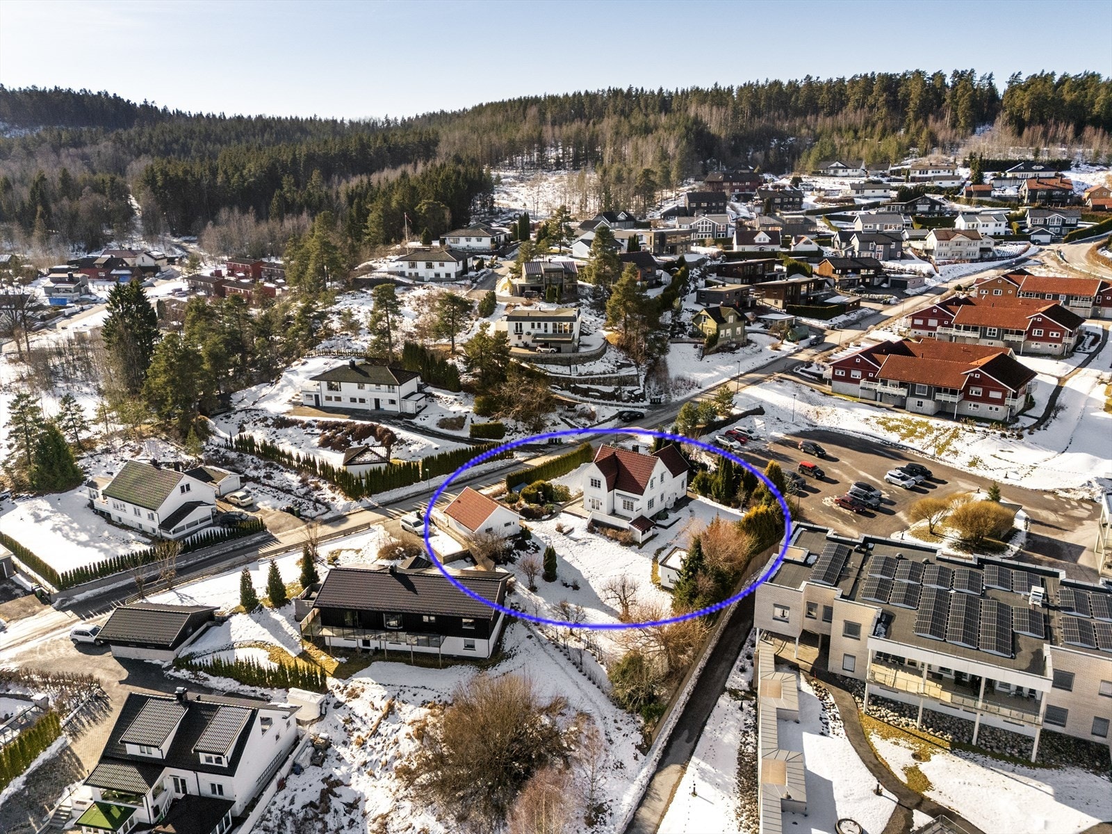 Det er kort vei til mange etterspurte fasiliteter som dagligvareforretning, Herkules Kjøpesenter og Skien sentrum. Flere barnehager i nærområdet og gangavstand til skoler. Galleribilde