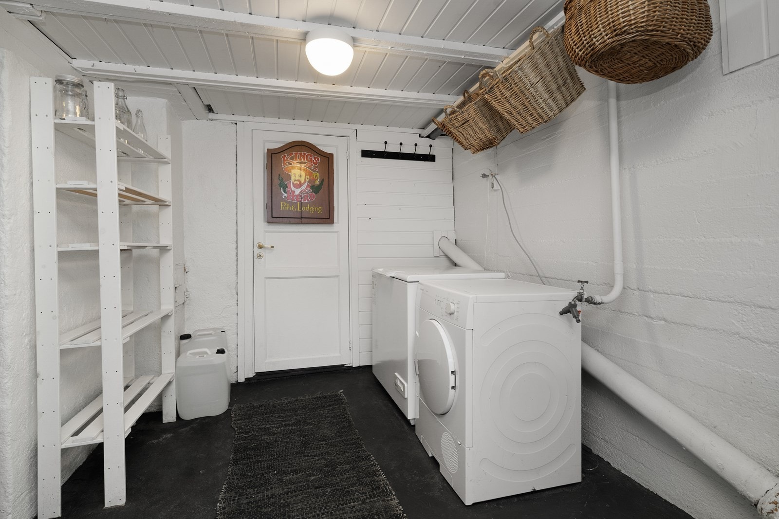 Kjelleretasjen har vaskerom og for øvrig godt med lagringsplass i boder. Vaskerommet er i dag ikke i bruk da vaskemaskin er flyttet opp på badet Galleribilde