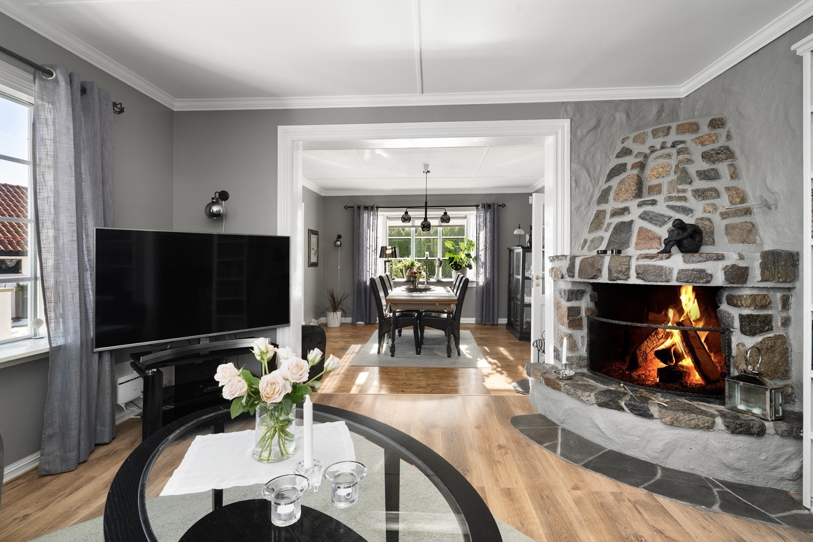 Boligen har koselige stuer som består av dagligstue og spisestue med tilliggende vinterhage. I dagligstua er det en stemningsfull åpen peis for lun og god varme vinterstid. Galleribilde