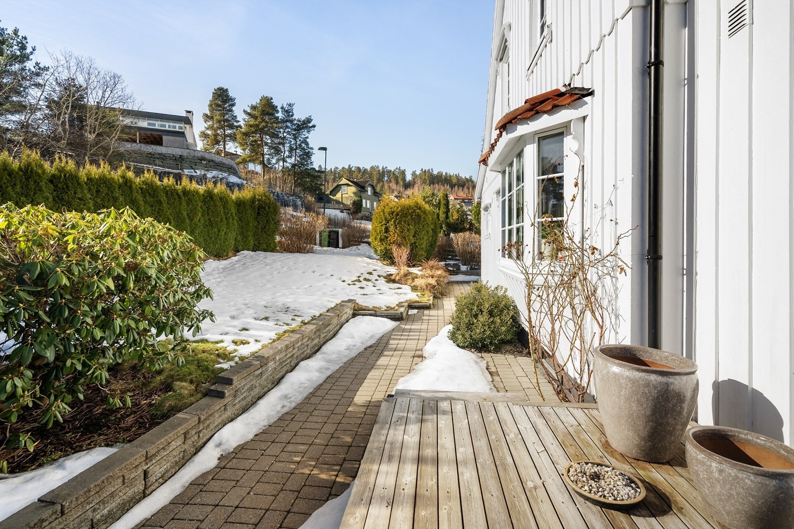 Boligen ligger på en stor og veletablert tomt med ryddige og pent opparbeidede uteområder. Galleribilde