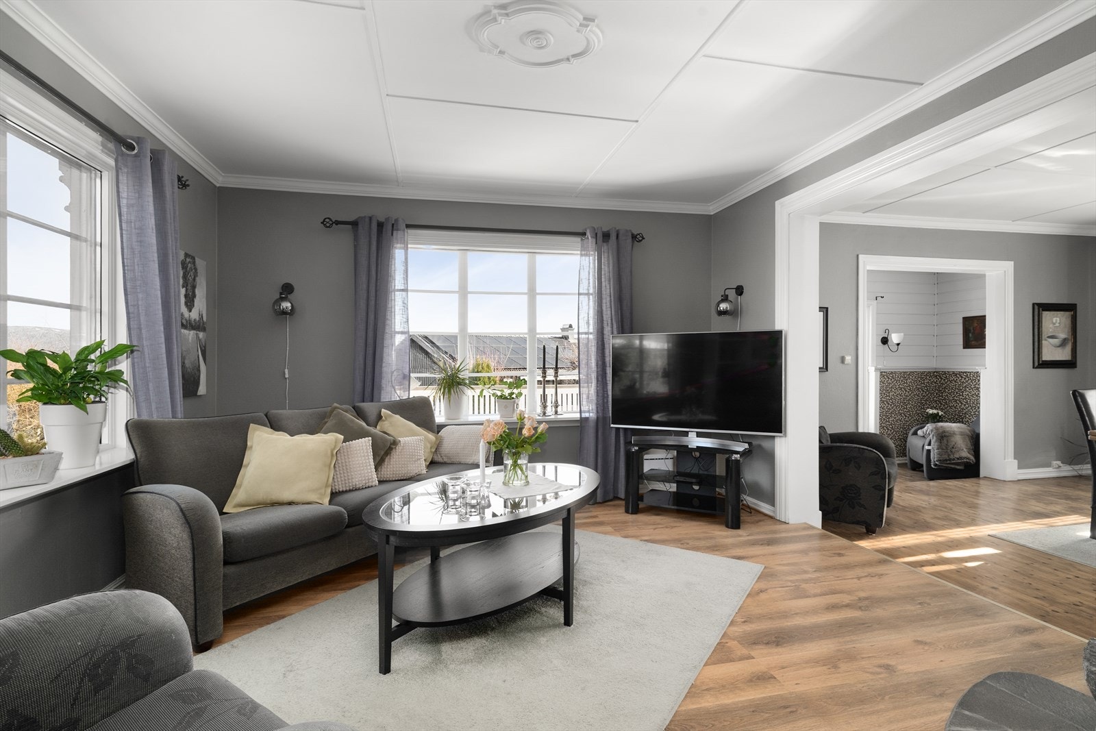 Boligen inneholder blant annet flere koselige stuer med peis og vedovn, og det er installert varmepumpe i 2020 for en jevn og behagelig varme. Galleribilde