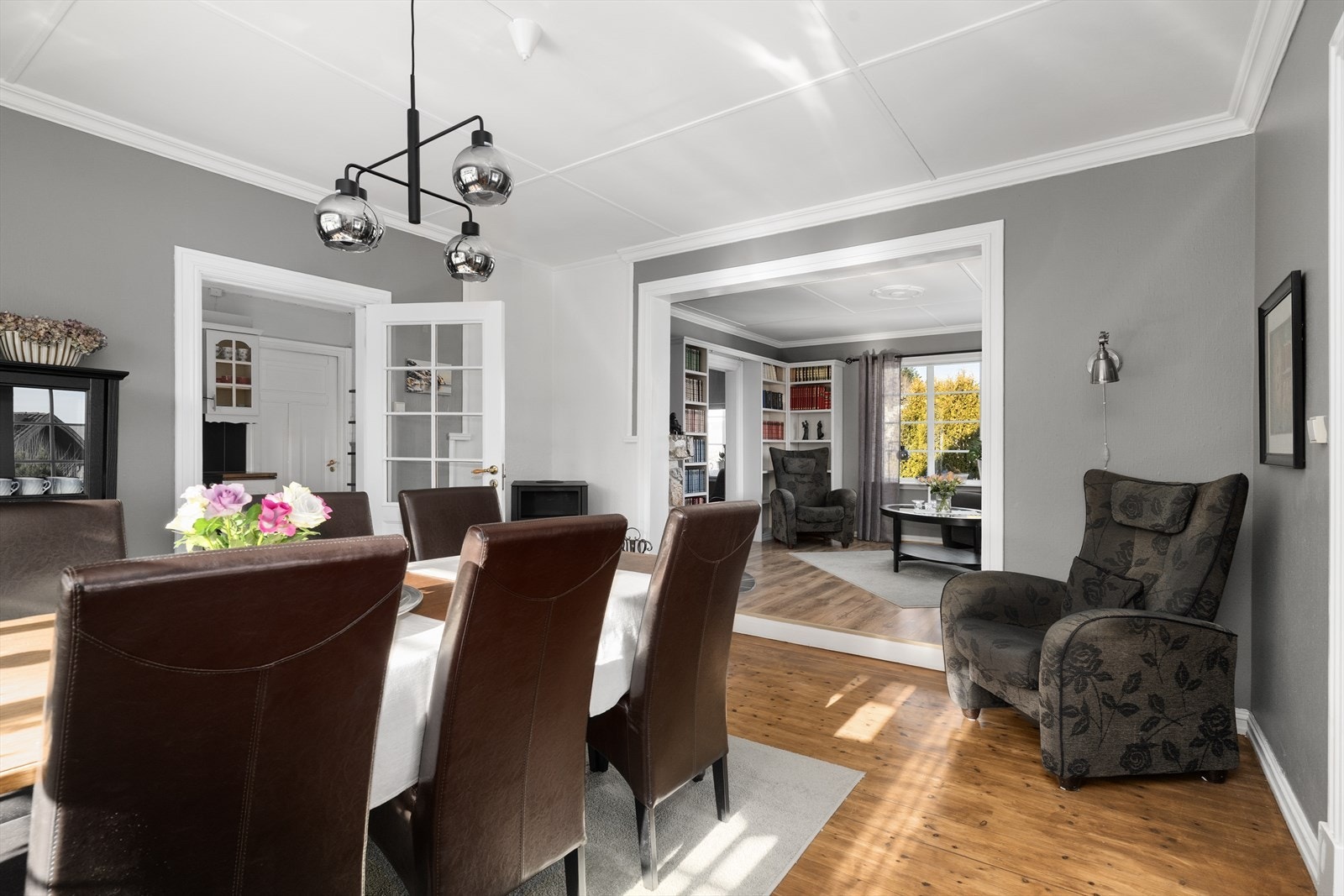 Det er god flyt mellom stuer og kjøkken med tilliggende spiseplass, som har gjennomgående like fargetoner. Galleribilde